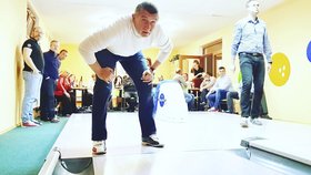 Andrej Babiš při bowlingu během vládního výjezdu do Královéhradeckého kraje