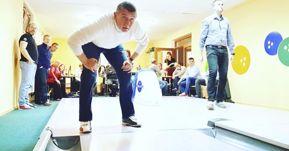 Andrej Babiš při bowlingu během vládního výjezdu do Královéhradeckého kraje