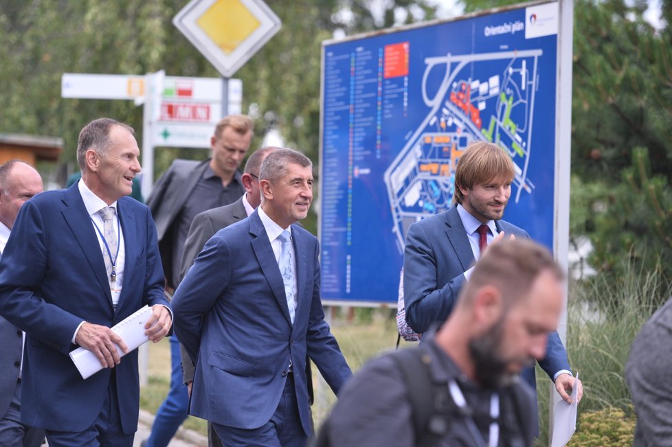 Andrej Babiš a ministr zdravotnictví Adam Vojtěch při výjezdu vlády do Olomouckého kraje