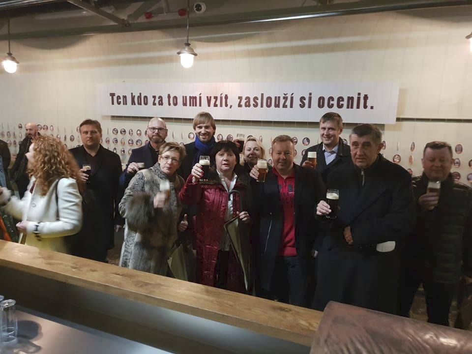 Andrej Babiš vyvezl vládu na teambuilding na zámek Štiřín a do pivovaru ve Velkých Popovicích. (9.12.2018)