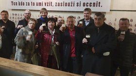 Andrej Babiš vyvezl vládu na teambuilding na zámek Štiřín a do pivovaru ve Velkých Popovicích (9.12.2018)