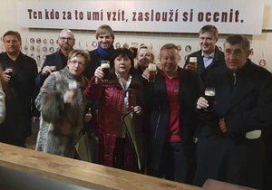 Andrej Babiš vyvezl vládu na teambuilding na zámek Štiřín a do pivovaru ve Velkých Popovicích (9.12.2018)