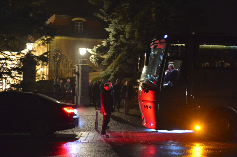 Vládní teambuilding: Ministři vyrazili ze zámku Štiřín s Babišem autobusem do pivovaru v Popovicích