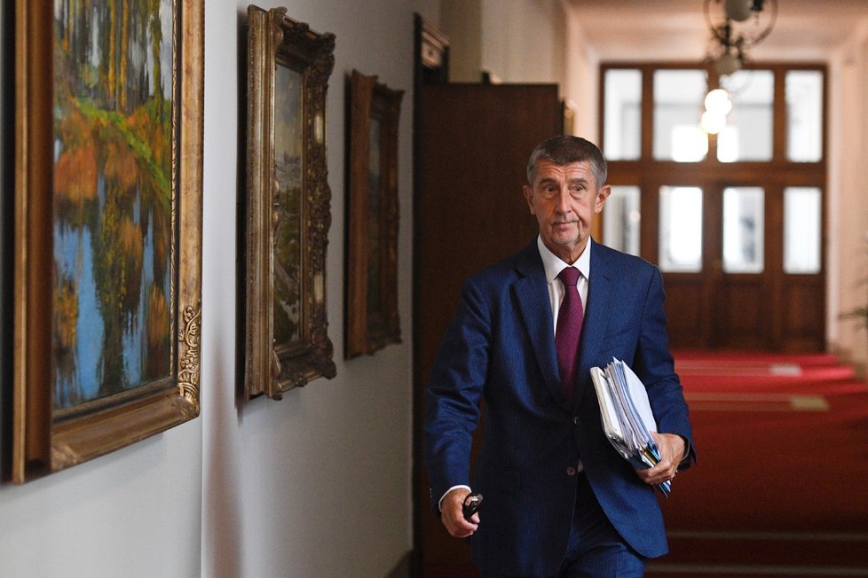 Premiér Andrej Babiš (ANO) přichází na schůzi vlády (9. 9. 2019)