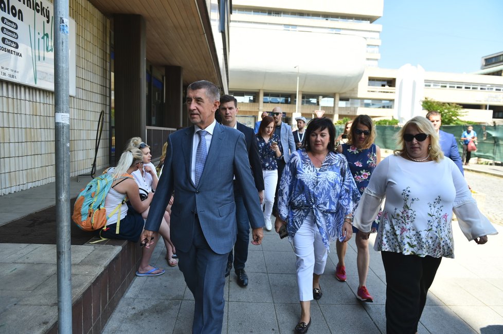 Andrej Babiš v Ústeckém kraji s ministryněmi Schillerovou a Dostálovou