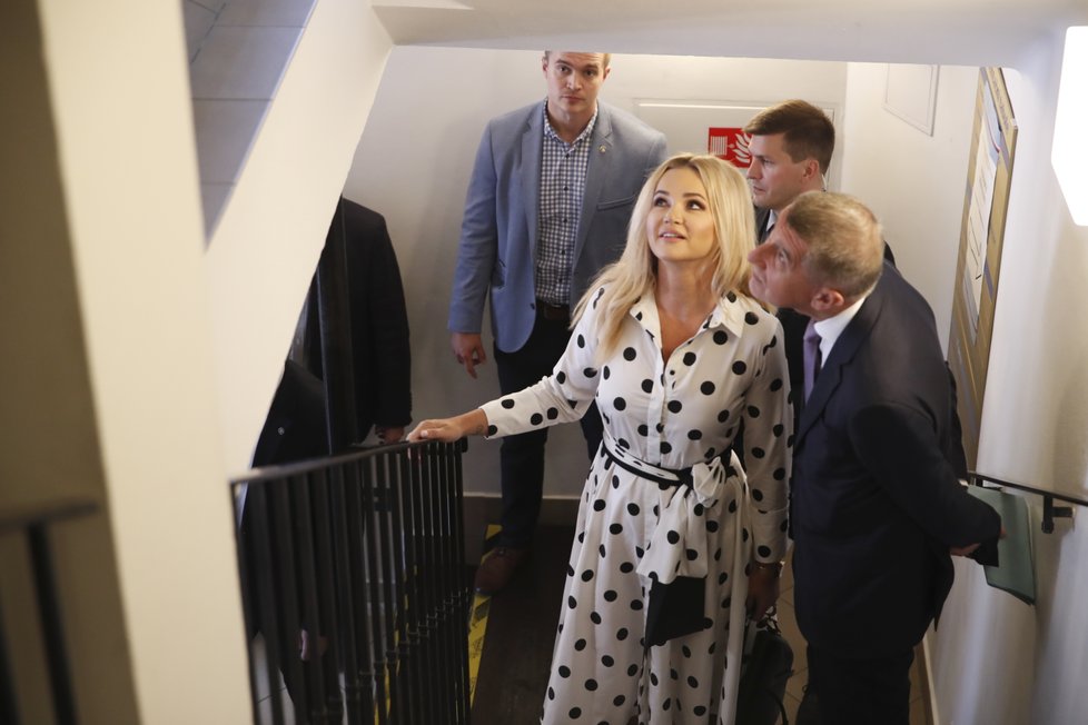 Andrej a Monika Babišovi čekají na otevření volební místnosti během eurovoleb 2019