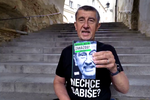 Andrej Babiš se svou novou knihou, vydanou před sněmovními volbami 2021