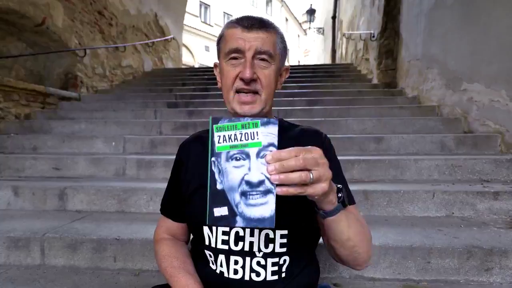 Andrej Babiš se svou novou knihou, vydanou přes sněmovními volbami 2021