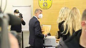 Volby do Sněmovny 2021: Andrej Babiš a zády Monika Babišová s dcerou Vivien (8.10.2021)