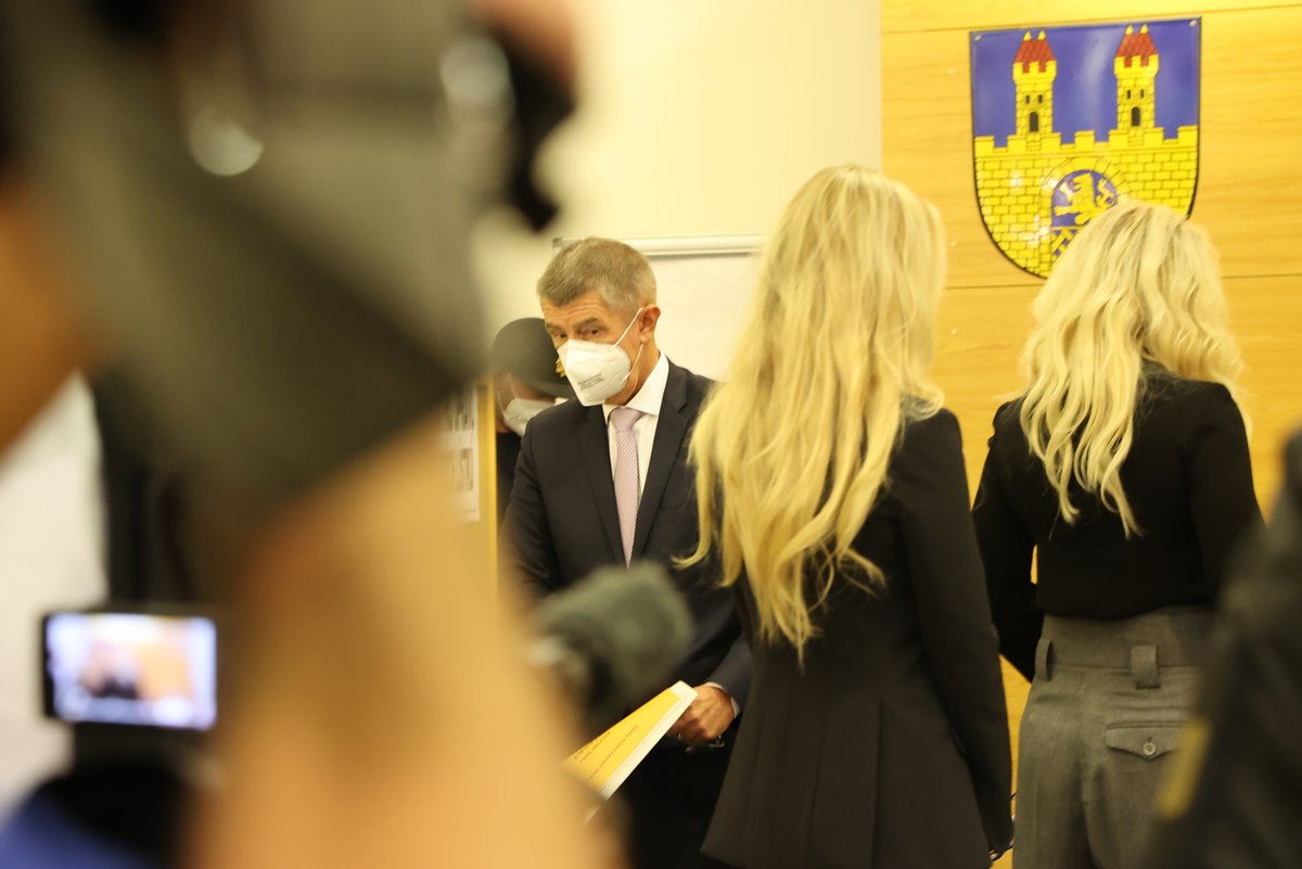 Volby do Sněmovny 2021: Andrej Babiš čelem a zády Monika Babišová s dcerou Vivien (8.10.2021)