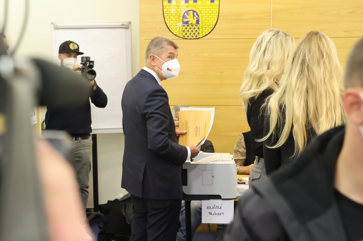 Volby do Sněmovny 2021: Andrej Babiš a zády Monika Babišová s dcerou Vivien (8.10.2021)