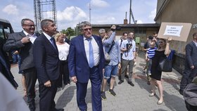 Babiš na Vysočině: Vyrazil na místo výstavby dopravního terminálu v Jihlavě, kde na něj čekalo několik demonstrantů s letáčky