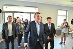 Premiér Andrej Babiš (ANO) na návštěvě Karlovarského kraje. Jeho cestu zasáhly problémy s kolenem, kvůli kterým dostal hůl. (26.6.2020)