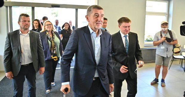 Babiš skončil v nemocnici. Premiérovi odčerpali vodu z kolene a dostal hůlku