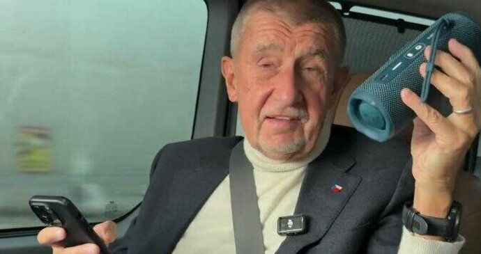 Andrej Babiš v autě s reproduktorem (20.11.2025)
