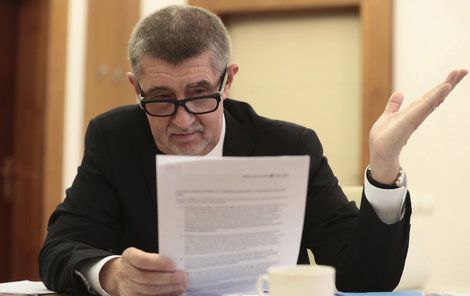 Premiér Andrej Babiš si čte prohlášení firmy Imoba.