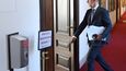 Premiér Andrej Babiš přichází na mimořádné jednání vlády, které rozhodlo o výjimečném stavu