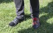 Kvůli zánětu na chodidle si musel dát na jednu nohu gumovou pantofli.