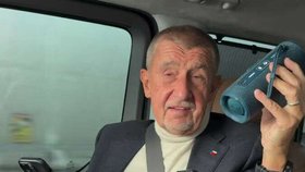 Andrej Babiš v autě s reproduktorem (20.11.2025)