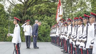 Premiér cestovatel: Babiš jezdí na zahraniční cesty častěji než Sobotka