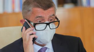 Andrej Babiš láká seniory, laciná gesta ale přebije Alzheimer