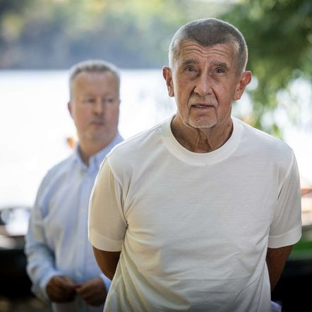 Babišův dvojí metr: Dříve kritizoval ceny nafty a benzínu, ale dnes mu 46 korun za litr nevadí Babišův dvojí metr: Dříve kritizoval ceny nafty a benzínu, ale dnes mu 46 korun za litr nevadí