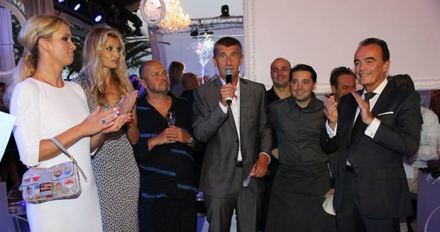 Faktický vítěz voleb Andrej Babiš si na slavnostní otevření své restaurace pozval šéfkuchaře Zdeňka Pohlreicha i modelku Terezu Maxovou.
