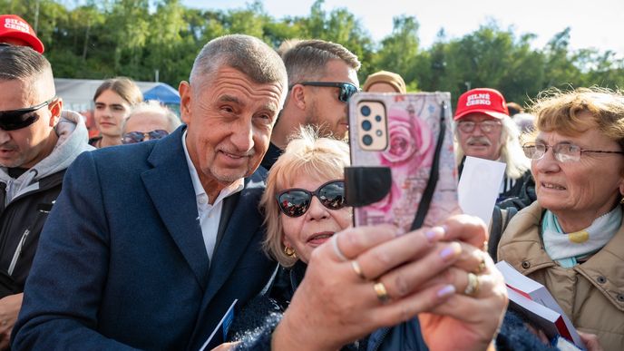 Andrej Babiš si rok po volbách drží vysokou podporu, zatímco obliba Donalda Trumpa klesla na minimum. Andrej Babiš si rok po volbách drží vysokou podporu, zatímco obliba Donalda Trumpa klesla na minimum.