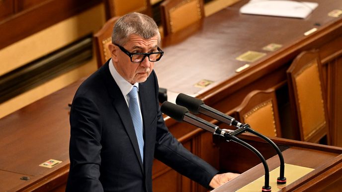 Předseda ANO Andrej babiš na únorové mimořádné schůzi Sněmovny