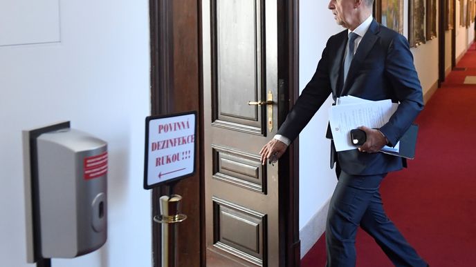 Premiér Andrej Babiš přichází na mimořádné jednání vlády, které rozhodlo o výjimečném stavu