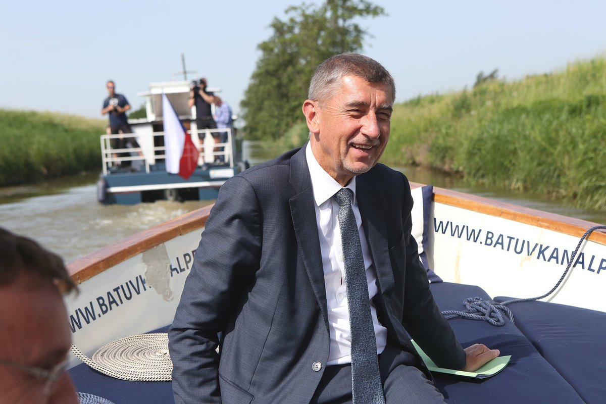 Premiér Andrej Babiš pluje po Baťově kanálu (12. 6. 2019)