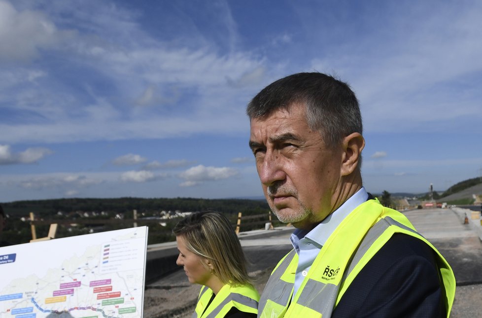 Premiér Andrej Babiš (ANO) na návštěvě Karlovarského kraje. Jeho cestu zasáhly problémy s kolenem, kvůli kterým dostal hůl (26.6.2020)