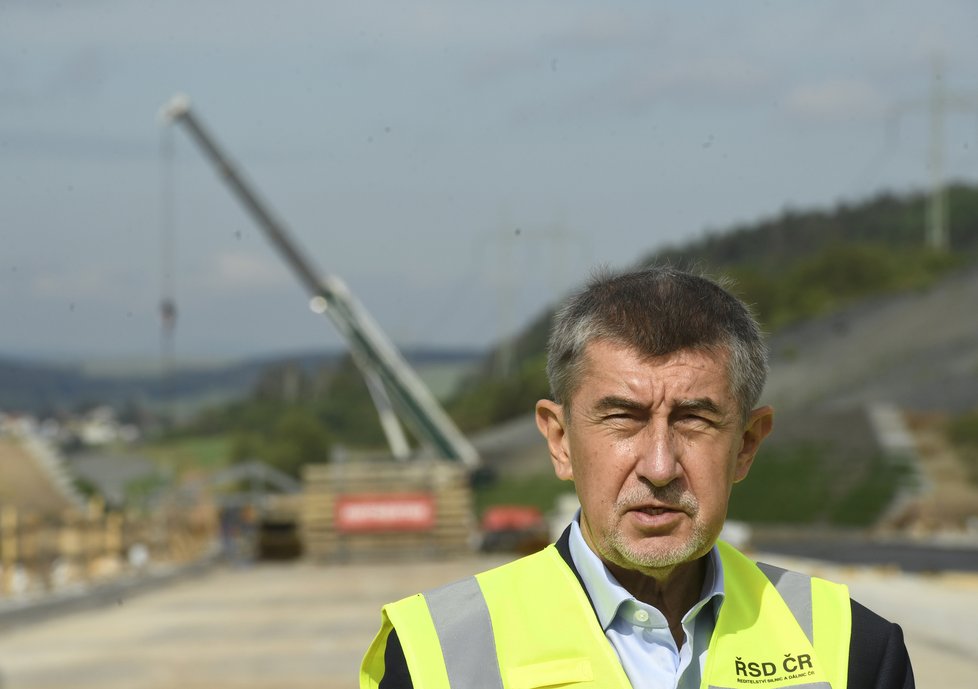 Premiér Andrej Babiš (ANO) na návštěvě Karlovarského kraje. Jeho cestu zasáhly problémy s kolenem, kvůli kterým dostal hůl (26.6.2020).