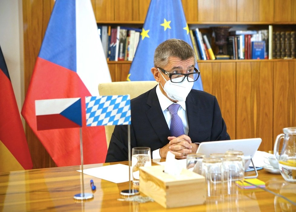 Premiér Andrej Babiš (ANO) během videocallu s bavorským ministerským předsedou Markusem Söderem (4.11.2020)