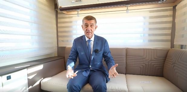 Expremiér Andrej Babiš (ANO) ukazuje obytný vůz, který si koupil. (27.12.2021)