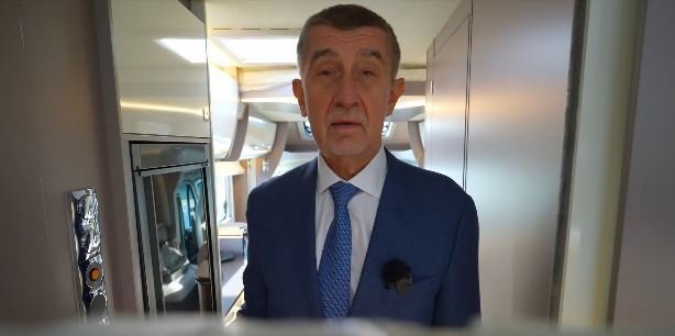 Expremiér Andrej Babiš (ANO) ukazuje obytný vůz, který si koupil (27.12.2021)