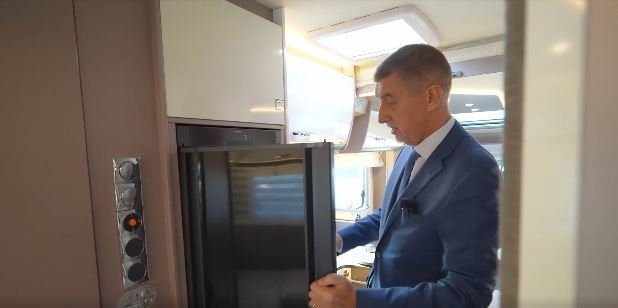 Expremiér Andrej Babiš (ANO) ukazuje obytný vůz, který si koupil. (27.12.2021)