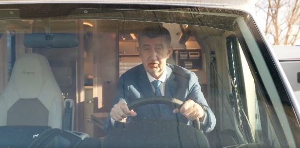 Expremiér Andrej Babiš (ANO) ukazuje obytný vůz, který si koupil (27.12.2021)