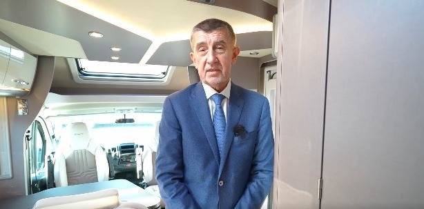 Expremiér Andrej Babiš (ANO) ukazuje obytný vůz, který si koupil. (27.12.2021)