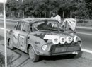 Momentka z Rallye Praha v roce 1973. Po nehodě sice přední sklo vzepřeli plaňkami z plotu, ale zastavil je zlomený držák alternátoru.