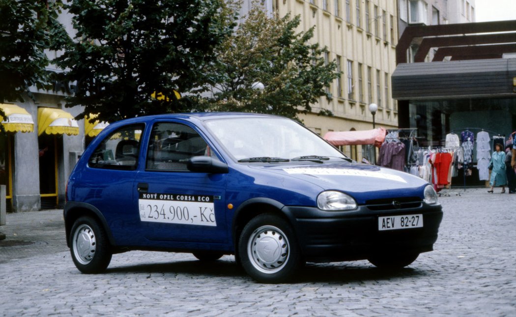 Třídveřová Corsa B se díky Andreji Barčákovi stala v roce 1995 prvním západním autem, které si mohlo dovolit více Čechů. Byla jen o 15.000 Kč dražší než Škoda Felicia. Mnohým ani nevadilo, že v základu jí chyběl druhý pár dveří.