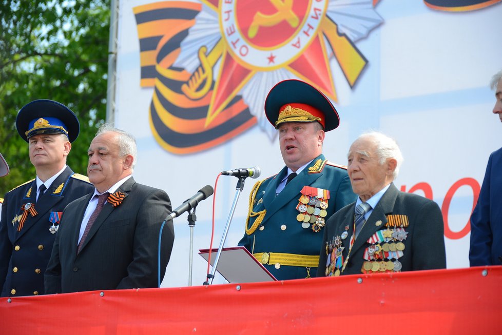 Generál Andrej Guruljov (uprostřed) na přehlídce ve Vladikavkaze (9. 5. 2013).