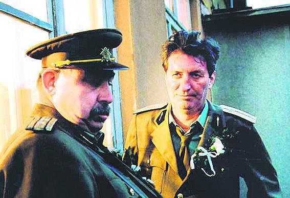 2004 Major Terazky v seriálu Černí baroni. Původně ho měl hrát Bolek Polívka, režisér Herz si ale prosadil Hryce. Polívka si zahrál Hamáčka.