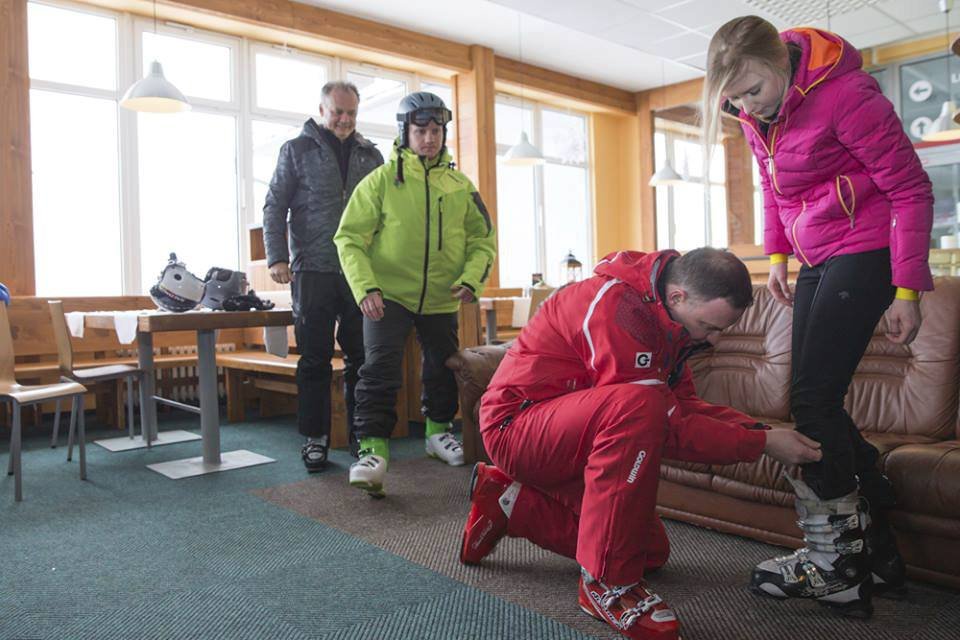 Prezidenti na lyžích: Andrzej Duda pomáhá své dceři Kinze