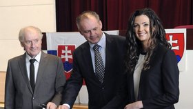 Pohledná Natália Kisková se po boku svého otce objevila i ve volební místnosti