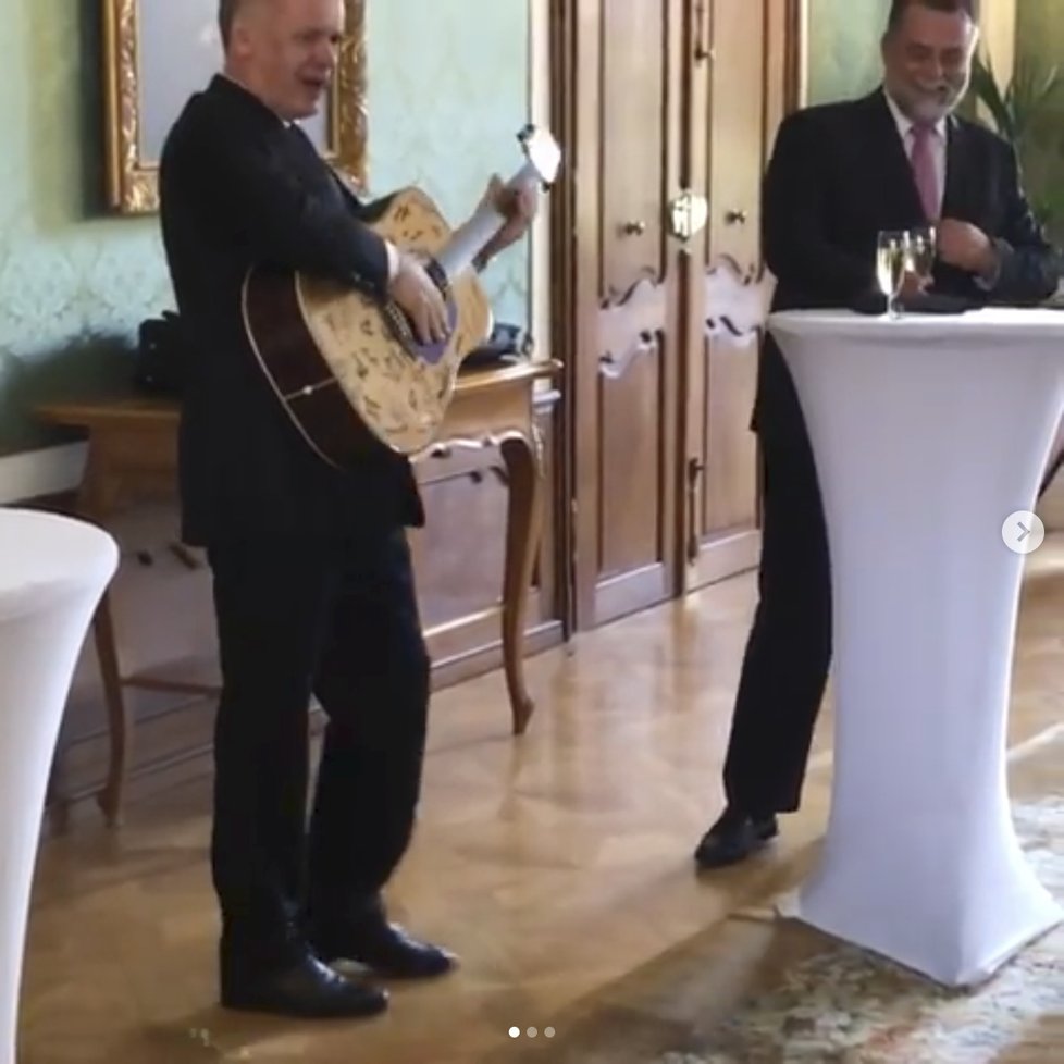 Slovenský prezident Andrej Kiska hraje na kytaru, kterou dostal na rozloučenou od svých kolegů