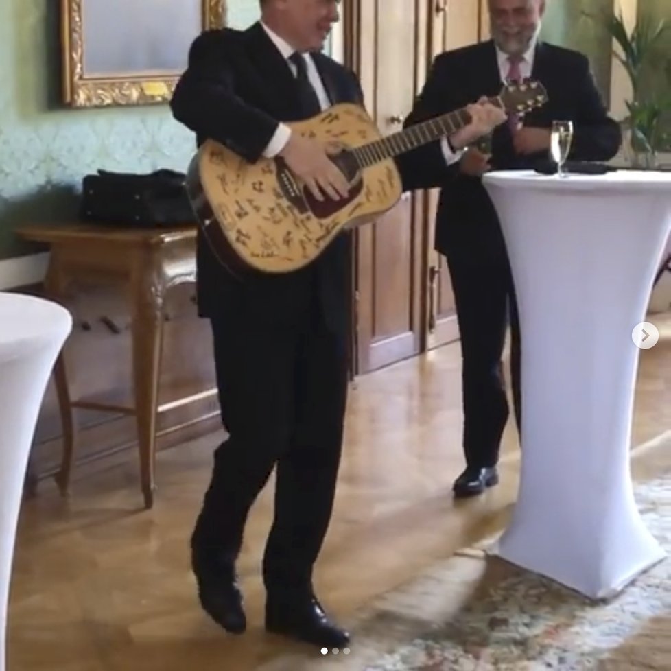 Slovenský exprezident Andrej Kiska hraje na kytaru, kterou dostal na rozloučenou od svých kolegů