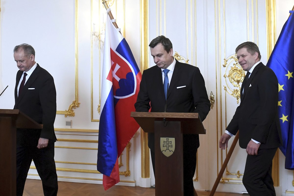 Andrej Kiska na schůzce s Robertem Ficem . Uprostřed předseda Slovenské národní rady Andrej Danko