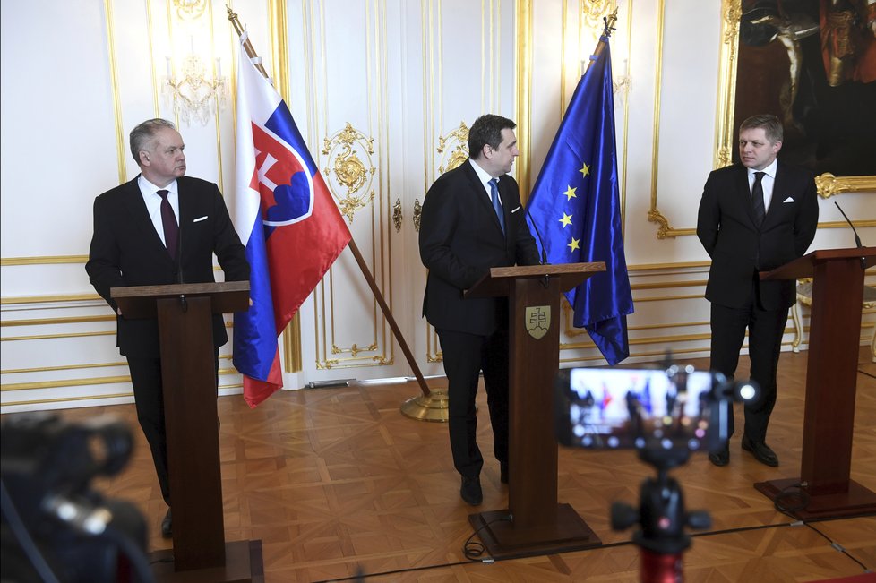 Andrej Kiska na schůzce s Robertem Ficem. Uprostřed předseda Slovenské národní rady Andrej Danko.