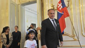 Andrej Kiska přivítal v Bratislavě skupinku cizinců. Včetně malé afghánské holčičky Asmy